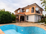 Spacious Two-storied House with 4 bedrooms and a pool, 10 km to Sunny Beach and the Sea