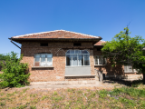 Cozy 2-Bedroom rural house with outbuildings and garage near Polski Trambesh