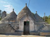 For sale is complex of trulli and lamia in Francavilla Fontana