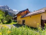 Detached chalet with 4 bedrooms, double garage, magnificent views, close to the centre of Chamonix