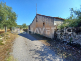 Farm with old house to recover near Chãos.