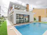 Detached 4 bedroom villa with heated pool in Azeitão