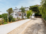 Single-Storey T4 House with 1,322 m² of Land - Estoril