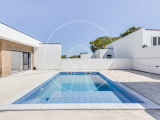 Single storey 4 bedroom villa with garden and pool in Fernão Ferro