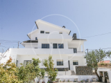 Detached villa with sea view in Charneca da Caparica