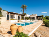 Fabulous 5 bedroom villa with swimming pool and annex in a semi rural location.