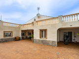 Farmhouse in an urban area, Trebalúger