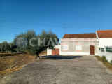 Charming semi-detached property with a garage and annexes close to Tomar.