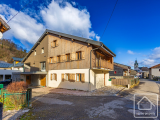 A recent barn conversion on 3 levels with 4 bedrooms with a spacious and luminous living area.