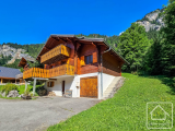 A spacious and modern 5 bedroom chalet ideally located between the skiing of Linga and Pre La Joux.