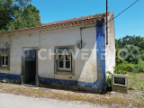 Country house and annexes in need of renovation, 5.5 kms from the city of Tomar, Central Portugal