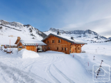 A luminous, modern 4 bed chalet with panoramic mountain views, ski in, ski out.